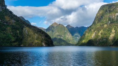 Şüpheli Ses 'teki yüksek dağların ve kayalıkların yansımaları.