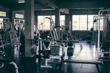 Vücut geliştirme istasyonuyla fitness salonunun arka planı