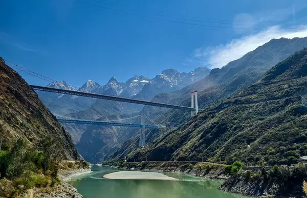 Duas Pontes Que Atravessam Rio Jinsha Afluente Grande Rio Yangtze — Fotografia de Stock