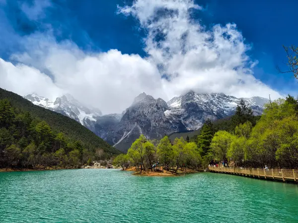 Yunnan ilindeki Yulong Kar Dağı 'nın altındaki Mavi Ay Vadisi, Çin