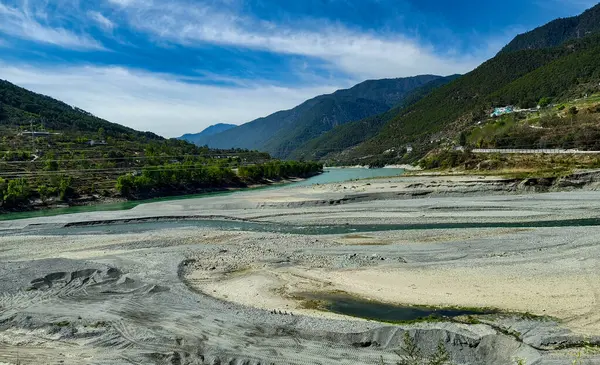 Řeka Jinsha Přítok Velké Řeky Jang Ťiang Klikatí Vysokými Horami Stock Fotografie
