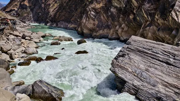 中国雲南省のジンシャ川の急流 この川はさらに東のヤンツェ川の支流である ロイヤリティフリーのストック写真