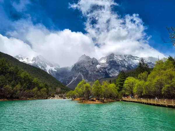 Yunnan Ilindeki Yulong Kar Dağı Nın Altındaki Mavi Vadisi Çin - Stok İmaj