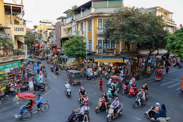 Hanoi Vietnam December 2023 Pedestrians Motorist Ride Busy Streets Old Лицензионные Стоковые Изображения