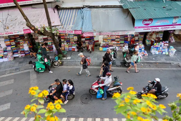 Hanoi Vietnam December 2023 Pedestrians Motorist Ride Busy Streets Old Лицензионные Стоковые Фото