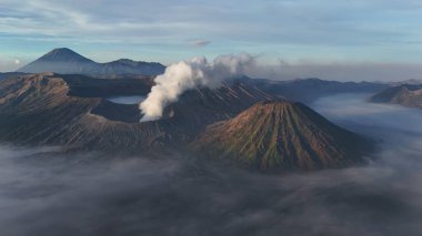 Aktif Bromo Dağı volkanı Java, Endonezya 'da her gün kül ve duman püskürtür..