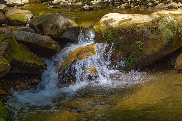 Fluxo Infinito Rio Montanha Rápido Pequeno Pitoresco Flui Entre Pedras — Fotografia de Stock