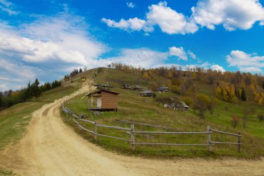 Dağ zirvelerinin arka planında yürüyüş izleri. Yaremche köyü, Makovytsia dağının manzarası. Karpatlar. Ukrayna. Turistik bölge