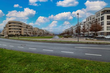 Frankfurt 'tan Ortsbezirk, Kalbach-Riedberg Bölgesi. Almanya. Yeni Avrupa konutları, modern apartmanlar ve çevresi. Yeni yerleşim alanı