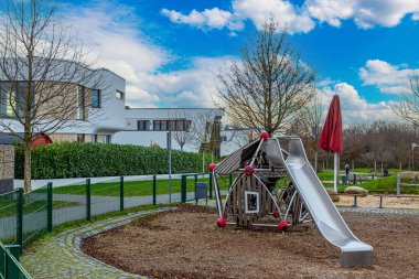 Frankfurt am Main City 'nin Kalbach-Riedberg ilçesindeki (Ortsbezirk) modern çocuk parkı. Almanya. Yeni Avrupa yerleşim bölgesi, yerleşim alanı