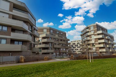 Frankfurt 'tan Ortsbezirk, Kalbach-Riedberg Bölgesi. Almanya. Yeni Avrupa konutları, modern apartmanlar ve çevresi. Yeni yerleşim alanı