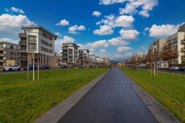 Frankfurt 'tan Ortsbezirk, Kalbach-Riedberg Bölgesi. Almanya. Yeni Avrupa konutları, modern apartmanlar ve çevresi. Yeni yerleşim alanı