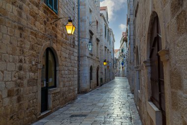Geceleri Dubrovnik kasabasındaki (UNESCO Dünya Mirası Alanı) boş dar bir sokak. Hırvatistan. Ünlü turizm merkezi, dönüm noktası