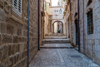 Geceleri Dubrovnik kasabasındaki (UNESCO Dünya Mirası Alanı) boş dar bir sokak. Hırvatistan. Ünlü turizm merkezi, dönüm noktası