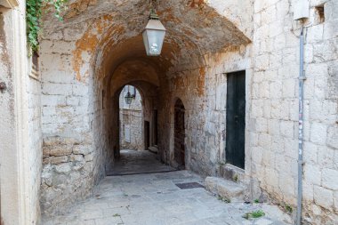 Geceleri Dubrovnik kasabasındaki (UNESCO Dünya Mirası Alanı) boş dar bir sokak. Hırvatistan. Ünlü turizm merkezi, dönüm noktası