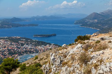 Deniz kıyısındaki tarihi Dubrovnik şehrinin güzel manzarası. Hava fotoğrafçılığı. Hırvatistan 'ın Adriyatik kıyıları. Turizm beldesi