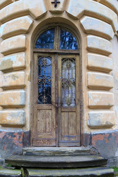 Porta Esculpida Madeira Antiga Fachada Antigo Edifício Histórico — Fotografia de Stock
