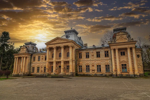 르네상스 양식의 마을에 궁전을 바라보라 우크라이나 목적지 스톡 사진