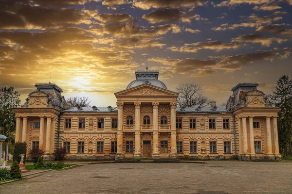 르네상스 양식의 마을에 궁전을 바라보라 우크라이나 목적지 스톡 사진