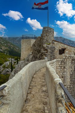 Antik Sokol Grad, Falcon Kalesi, Sokol kula, açık hava, dağdaki kale. Dubrovnik şehri yakınlarındaki Konavle kasabasında ortaçağ savunma kalesi. Hırvatistan. Turizm merkezi