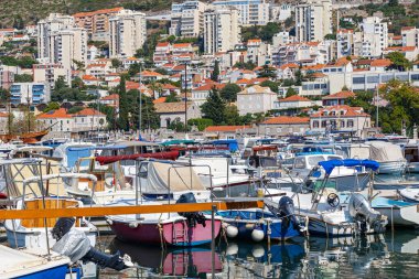 Hırvatistan 'ın Dubrovnik kentinde yaz aylarında deniz limanında modern binaların arka planında çok sayıda tekne ve yat bulunuyor. Avrupa