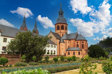 Eski ortaçağ manastırı Seligenstadt: tarihi barok binası Basilika Saint Marcellinus ve Petrus (Einhard-Basilika), Benedictine manastırı ve park. Almanya. 