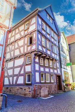 Alsfeld kasabası. Hesse. Almanya. Yarı keresteli evleriyle tanınan antik tarihi şehir. Eski kasaba, dar bir ortaçağ sokağı, renkli evler. Ünlü turizm beldesi .