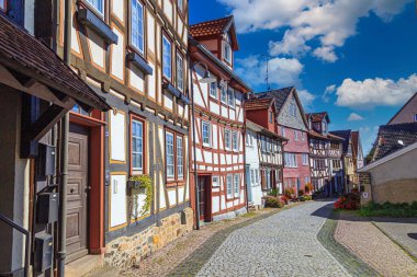 Alsfeld kasabası. Hesse. Almanya. Yarı keresteli evleriyle tanınan antik tarihi şehir. Eski kasaba, dar bir ortaçağ sokağı, renkli evler. Ünlü turizm beldesi .