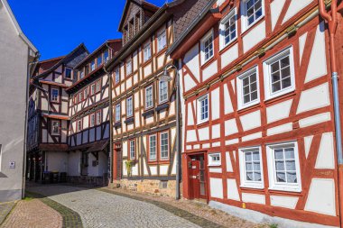 Alsfeld kasabası. Hesse. Almanya. Yarı keresteli evleriyle tanınan antik tarihi şehir. Eski kasaba, dar bir ortaçağ sokağı, renkli evler. Ünlü turizm beldesi .