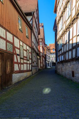 Alsfeld kasabası. Hesse. Almanya. Yarı keresteli evleriyle tanınan antik tarihi şehir. Eski kasaba, dar bir ortaçağ sokağı, renkli evler. Ünlü turizm beldesi .
