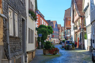 06.09. 2023. Alsfeld kasabası. Hesse. Almanya. Yarı keresteli evleriyle tanınan antik tarihi şehir. Eski şehrin renkli caddeleri, turistlerin ünlü turistik yerleri. Avrupa 'da Seyahat