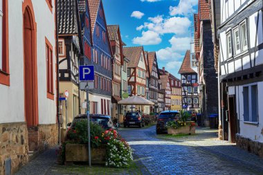 06.09. 2023. Alsfeld kasabası. Hesse. Almanya. Yarı keresteli evleriyle tanınan antik tarihi şehir. Eski şehrin renkli caddeleri, turistlerin ünlü turistik yerleri. Avrupa 'da seyahat