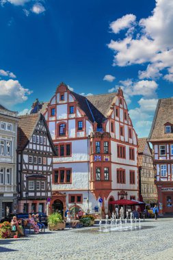 06.09. 2023. Alsfeld kasabası. Hesse. Almanya. Yarı keresteli evleriyle tanınan antik tarihi şehir. Eski kasabanın caddesi, ünlü turist beldesi. Avrupa 'da Seyahat