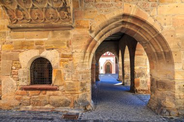 Alsfeld kasabası. Hesse. Almanya. Yarı keresteli evleriyle tanınan antik tarihi şehir. Eski kasaba, dar bir ortaçağ sokağı, renkli evler. Ünlü turizm beldesi .