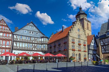 06.09. 2023. Alsfeld kasabası. Hesse. Almanya. Yarı keresteli evleriyle tanınan antik tarihi şehir. Eski kasabanın caddesi, ünlü turist beldesi. Avrupa 'da Seyahat