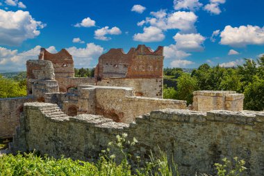 Antik Tenczyn Kalesi 'ne bakın. Gökyüzü arka planında kale duvarları. Rudno köyündeki ortaçağ savunma kalesi. Polonya. Turizm simgesi