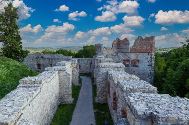 Antik Tenczyn Kalesi 'ne bakın. Gökyüzü arka planında kale duvarları. Rudno köyündeki ortaçağ savunma kalesi. Polonya. Turizm simgesi