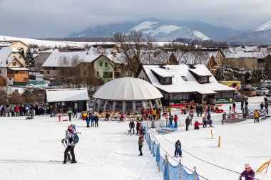 27.01. 2022 yılı. Zuberec Kayak Parkı. Slovakya. Batı Tatras. Kayak yapıyorum. Kayak pistinde kayakçılar. Kış tatili kavramı, aile istirahatı, sağlıklı yaşam tarzı, çocuk eğlencesi, erken öğrenme