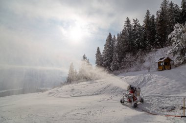 Karlı dağın tepesinde kar topu çalışıyor. Zuberec Kayak Parkı. Slovakya. Batı Tatras. Kayak yapıyorum. Turistik yerler, kayak tatilleri