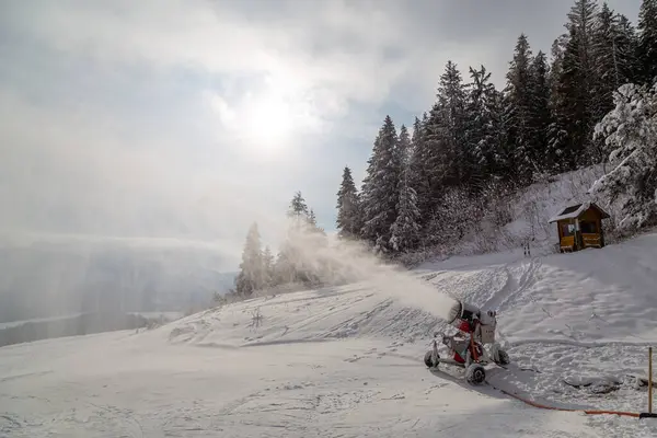 Karlı dağın tepesinde kar topu çalışıyor. Zuberec Kayak Parkı. Slovakya. Batı Tatras. Kayak yapıyorum. Turistik yerler, kayak tatilleri