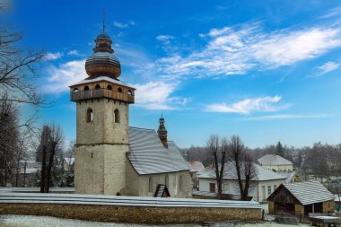 Donmuş tarn Vrbicke Gölü, Vrbick pleso, dağlarla çevrili, kışın Alçak Tatras 'taki en büyük doğal göl ve buzul gölüdür. Doğal Slovakya anıtı. Demanovska vadisi. Slovakya. Turizm merkezi, turizm merkezi