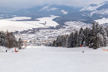 Zuberec Kayak Parkı. Slovakya. Batı Tatras. Kayak yapıyorum. Kayak yapan turistler kayak pistinde. Kış tatili, aile istirahatı, sağlıklı yaşam tarzı, çocuk eğlencesi.