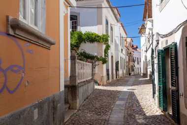Portekiz Riviera 'sındaki tarihi Cascais kasabasının sokağı. Lizbon. Portekiz. Ünlü turizm, turizm, tatil, sahil beldesi