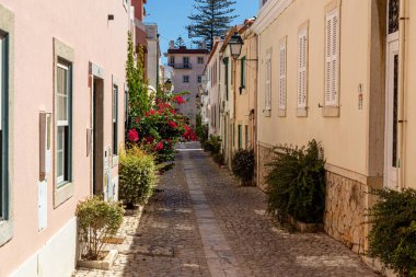 Portekiz Riviera 'sındaki tarihi Cascais kasabasının sokağı. Lizbon. Portekiz. Ünlü turizm, turizm, tatil, sahil beldesi