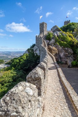 Mağribi Kalesi (Castelo dos Mouros), eski bir kale ve gözetleme kulesine çıkan tek basamaklı basamaklar. Sintra kasabası, Portekiz. Ünlü turizm merkezi, turizm manzarası