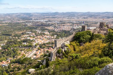 Mağribi Kalesi (Castelo dos Mouros), antik kaleyi harap etmiştir. Portekiz 'in Sintra kasabasının muhteşem panoramik manzarası. Ünlü turizm merkezi.