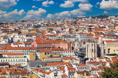 Lizbon şehri. Portekiz. Tarihi renkli eski kasabaların çatılarının en üst manzarası. Ünlü turizm, turizm, tatil