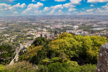 Mağribi Kalesi (Castelo dos Mouros), antik kaleyi harap etmiştir. Portekiz 'in Sintra kasabasının muhteşem panoramik manzarası. Ünlü turizm merkezi.