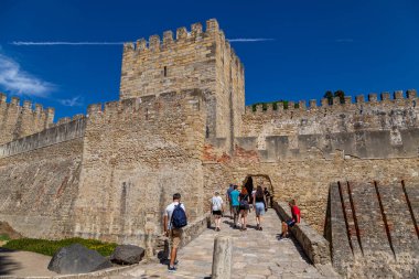 31.08.2023. Lizbon şehri. Portekiz. Aziz George Şatosu (Aziz George Kalesi) - Ulusal anıt ve müze. Kalenin girişinde turistler var. Ünlü turizm beldesi