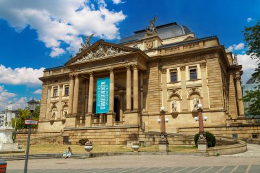 14.07.2022. Wiesbaden 'deki Hessian Devlet Tiyatrosu. Almanya. Ünlü turistik mekan, kültürel ve turistik mekan. Geleneksel Uluslararası Maifestspiele Wiesbaden Festivali 'nin yeri